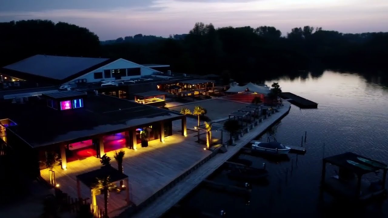 Padelclub Lake Seven, aan de Zevenhuizerplas, net buiten Rotterdam